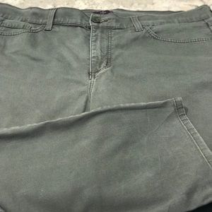 🌿NYDJ capris in a grayish green 🌿